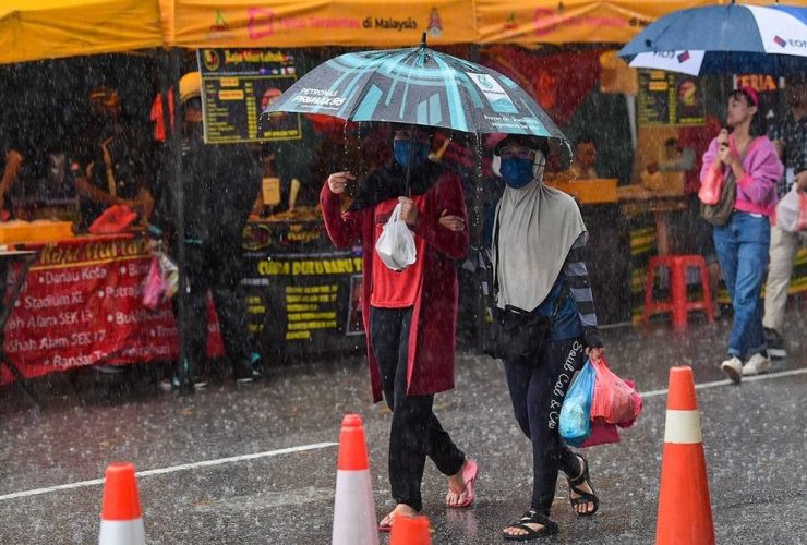 Kehujanan di Siang Hari Ramadan, Perlukah Mengganti Puasa?