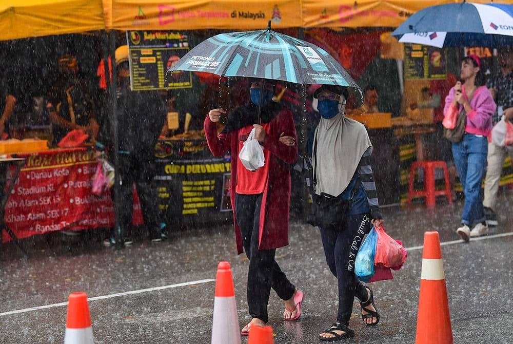 Kehujanan di Siang Hari Ramadan, Perlukah Mengganti Puasa?