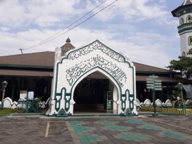 Konsep Umat Wasath dan Tantangan Radikalisme: Refleksi atas Tafsir Q.S. Al-Baqarah [2]: 143