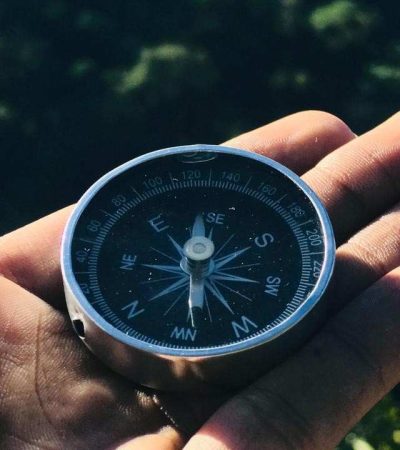 Saat Dunia Membingungkan Arah: Q.S. Al-An’am [6]:122 dan Kompas Iman