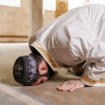 Lewat di Depan Orang yang Shalat, Bolehkah? Ini Penjelasannya