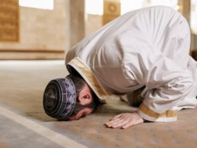 Lewat di Depan Orang yang Shalat, Bolehkah? Ini Penjelasannya