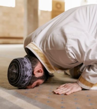 Lewat di Depan Orang yang Shalat, Bolehkah? Ini Penjelasannya