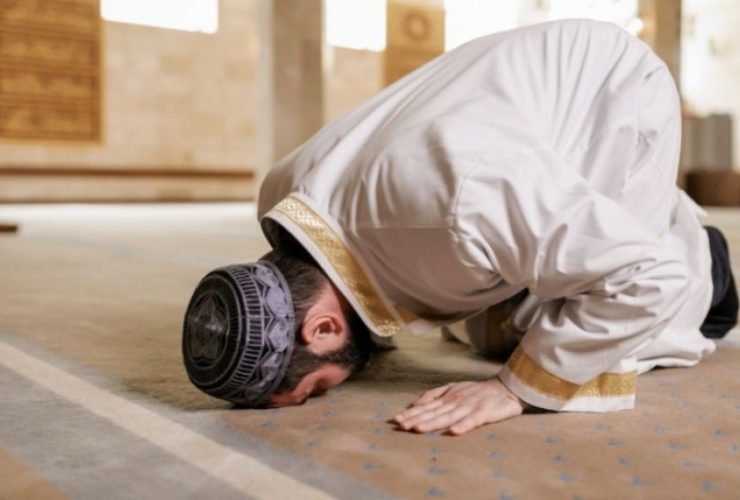 Lewat di Depan Orang yang Shalat, Bolehkah? Ini Penjelasannya