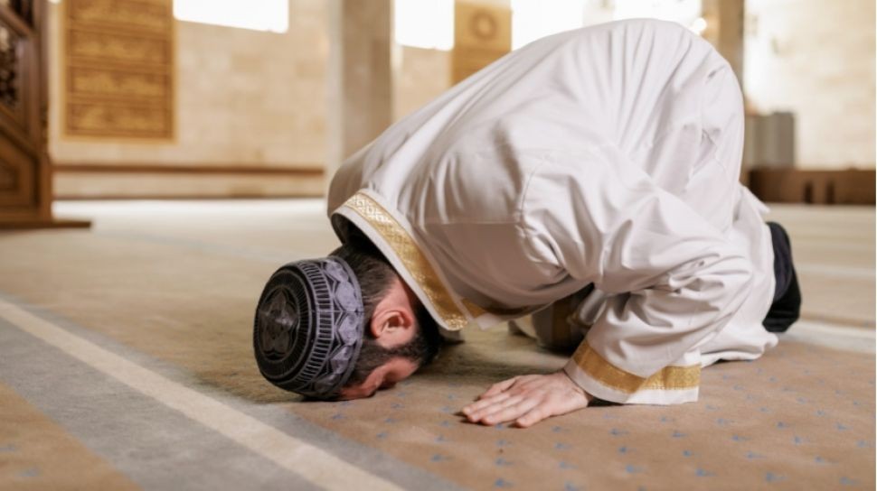Lewat di Depan Orang yang Shalat, Bolehkah? Ini Penjelasannya