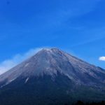 Ketika Gunung Menjadi Penopang Bumi: Memahami Surat An-Nahl Ayat 15
