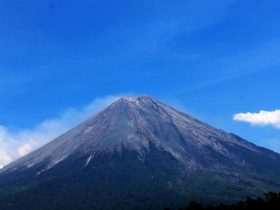 Ketika Gunung Menjadi Penopang Bumi: Memahami Surat An-Nahl Ayat 15