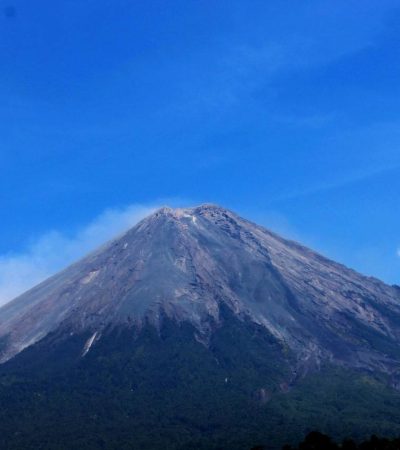 Ketika Gunung Menjadi Penopang Bumi: Memahami Surat An-Nahl Ayat 15