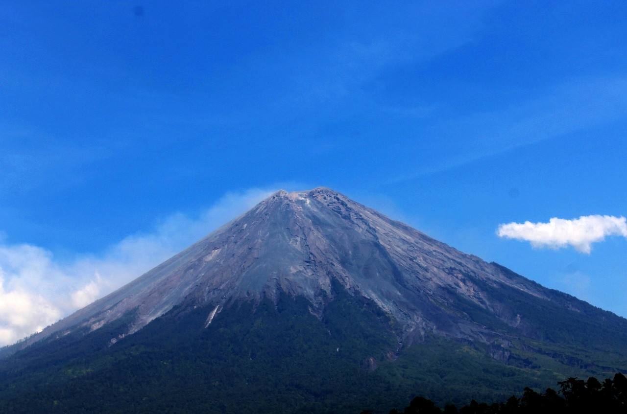 Ketika Gunung Menjadi Penopang Bumi: Memahami Surat An-Nahl Ayat 15
