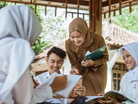 Membentuk Anak yang Beragama, Bukan Sekadar Tahu Agama