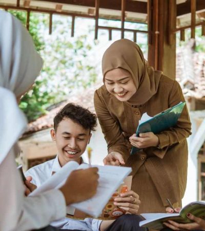 Membentuk Anak yang Beragama, Bukan Sekadar Tahu Agama
