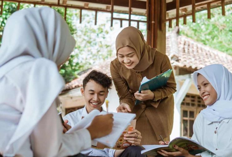 Membentuk Anak yang Beragama, Bukan Sekadar Tahu Agama
