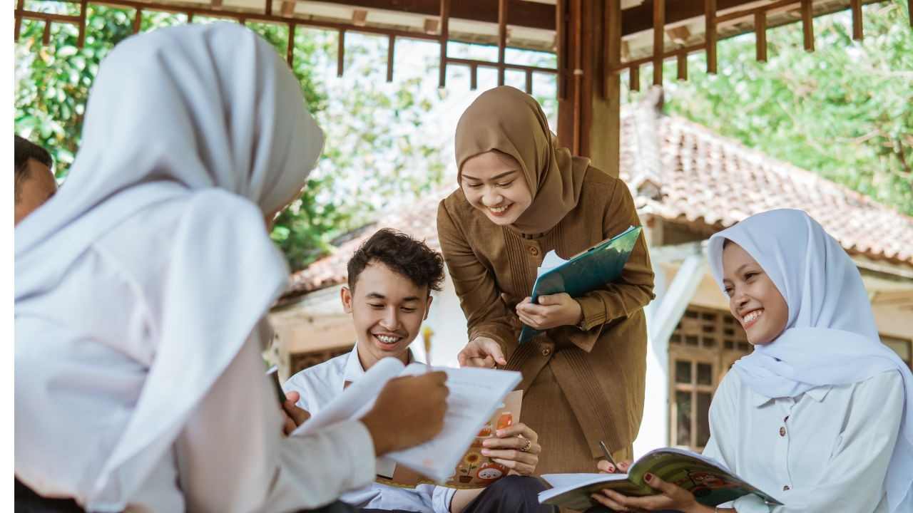 Membentuk Anak yang Beragama, Bukan Sekadar Tahu Agama