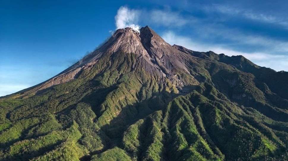 Rahasia di Balik Gunung yang Bergerak: Dialog Tafsir QS. An-Naml Ayat 88 dan Sains Modern