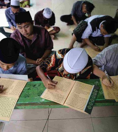 Di Balik Layar Digital, Ada Sanad yang Tak Tergantikan