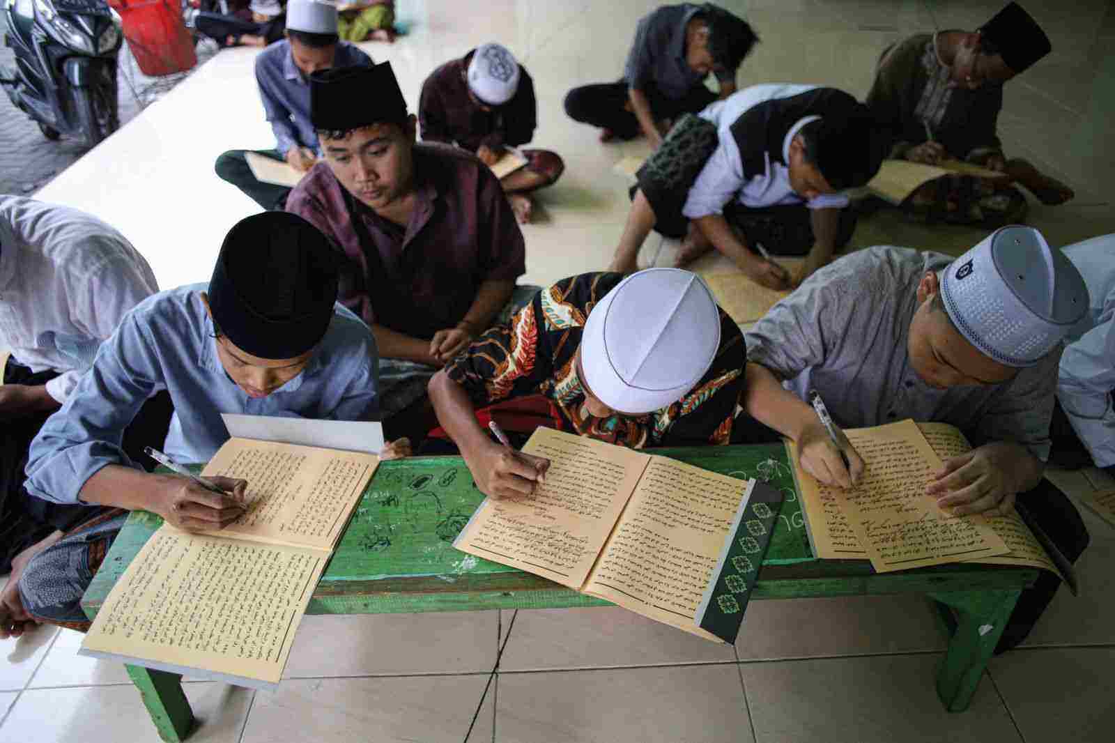 Di Balik Layar Digital, Ada Sanad yang Tak Tergantikan