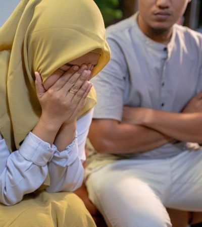 Suami Terlilit Utang, Apakah Istri Wajib Mengorbankan Tabungannya?