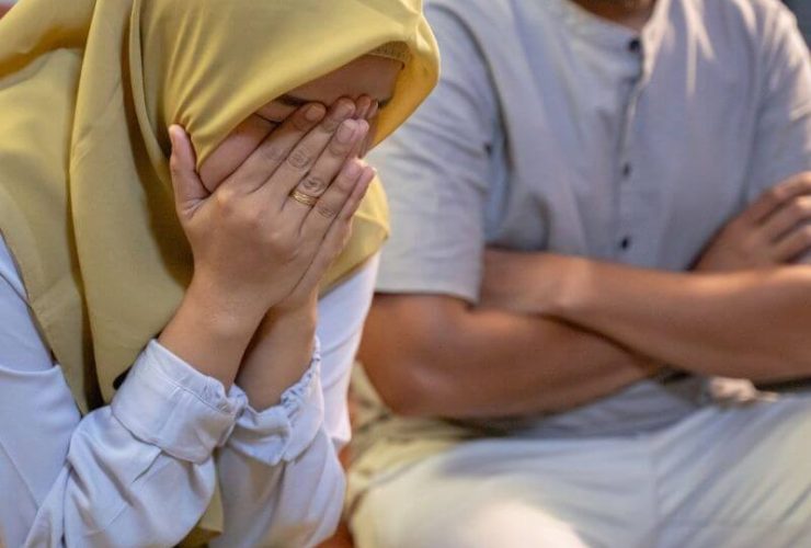 Suami Terlilit Utang, Apakah Istri Wajib Mengorbankan Tabungannya?