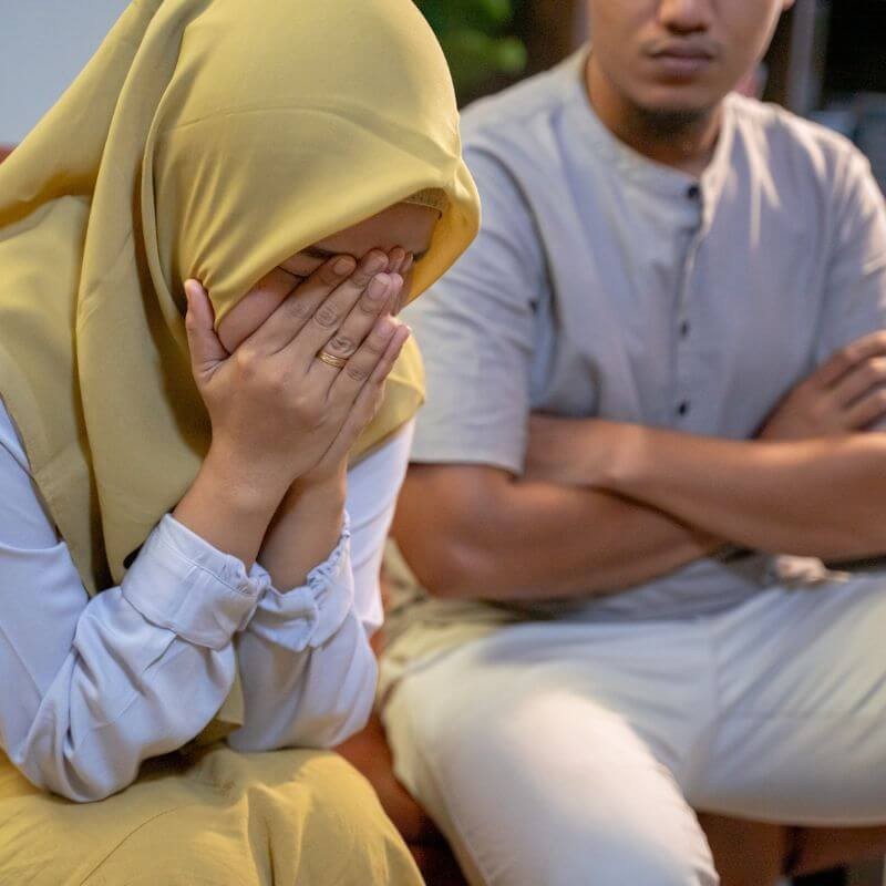 Suami Terlilit Utang, Apakah Istri Wajib Mengorbankan Tabungannya?