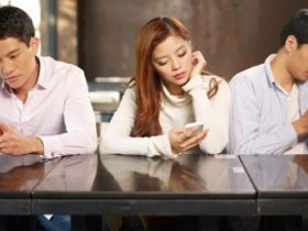 Jangan Sepelekan! Hukum Tidak Menjawab Adzan karena Sibuk Main HP