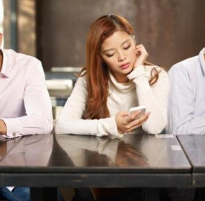 Jangan Sepelekan! Hukum Tidak Menjawab Adzan karena Sibuk Main HP