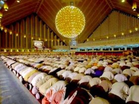 Di Balik Saf yang Sejajar: Salat Berjamaah, Kesetaraan, dan Integrasi Sosial