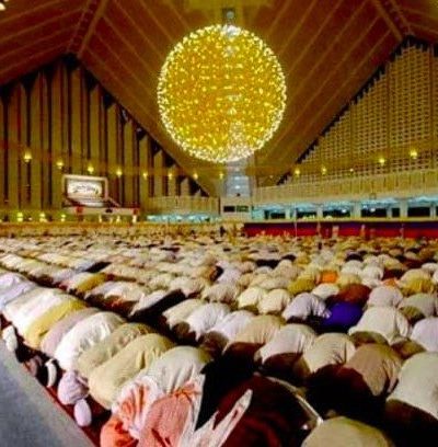 Di Balik Saf yang Sejajar: Salat Berjamaah, Kesetaraan, dan Integrasi Sosial