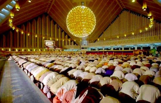 Di Balik Saf yang Sejajar: Salat Berjamaah, Kesetaraan, dan Integrasi Sosial